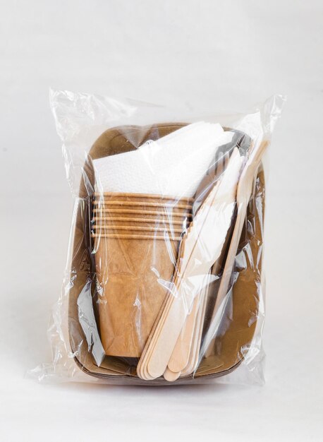 Imballaggi alimentari usa e getta ecocompatibili Contenitori di carta artigianale marrone bicchieri forchette e coltelli Modello mockup