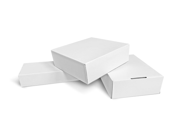 Imballaggio bianco scatola di cartone bianca isolata su sfondo bianco pronta per il design dell'imballaggio