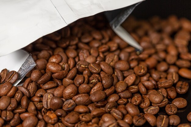 Imballaggio con chicchi di caffè. Avvicinamento.