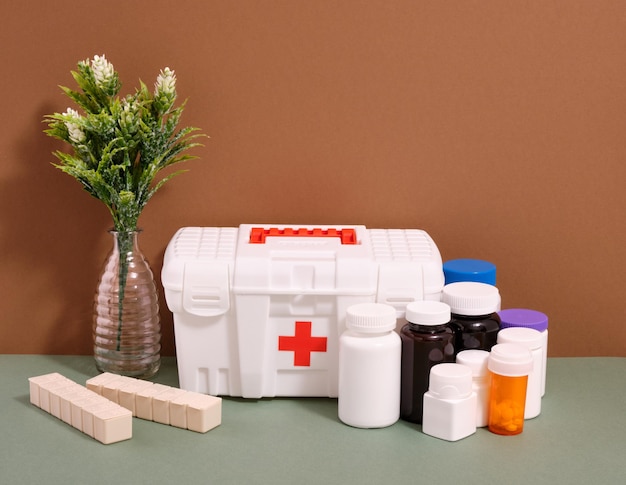 Imballaggio con medicinali Kit di pronto soccorso con medicinali e pillole importanti