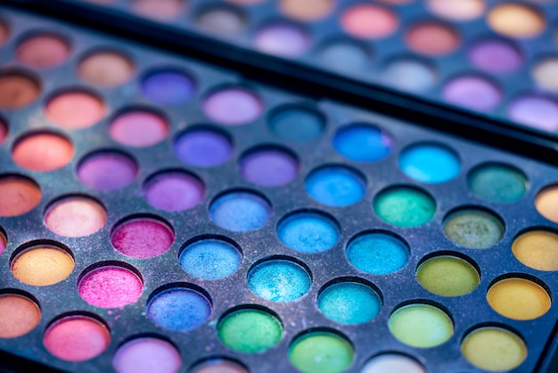 Imballaggio con ombre multicolori per il trucco