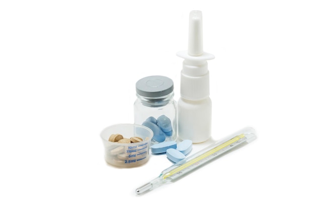 Imballaggio della pillola e forniture mediche Termometro a mercurio spray nasale su sfondo bianco