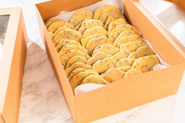 Imballaggio di biscotti di zucchero decorati in scatole