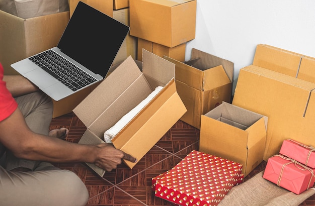 imballaggio l'ordine per la spedizione al cliente imprenditore maschio imballaggio scatola per la consegna Online sh