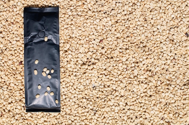Imballaggio moderno del sacchetto di caffè istantaneo in colore nero Isolato sul fondo dei chicchi di caffè