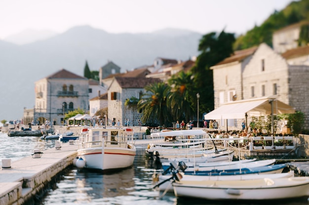 Imbarcadero con recinzioni al largo della costa di perast montenegro