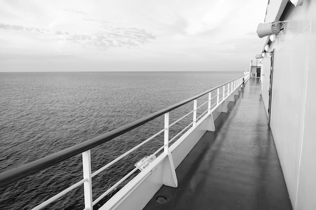 Imbarcazione a bordo della nave a miami usa nel mare blu Imbarcazione su un paesaggio marino idilliaco Viaggio in acqua Viaggio viaggio Vacanze estive Voglia di viaggiare Viaggio alla scoperta dell'avventura
