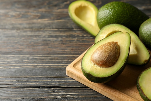 Imbarchi con l'avocado sulla tavola di legno, fine su