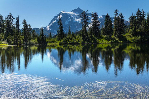 Immagina il lago e il monte Shuksan, Washington