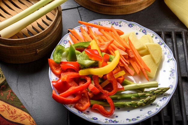 Immagine 4K Ultra HD del primo piano della precisione culinaria del peperone fresco tritato