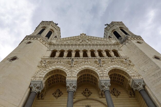 Immagine a bassa angolazione della facciata della Basilica di Notre Dame de Fourviere