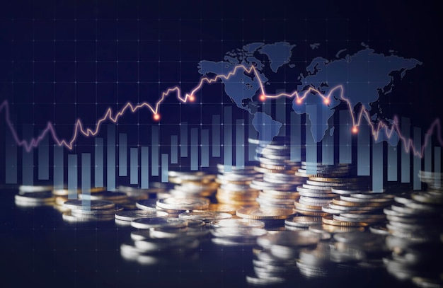 Immagine a doppia esposizione di pile di monete sullo sfondo del grafico finanziario tecnologico Sfondo delle tendenze economiche per il tracollo finanziario delle imprese Economia digitale della criptovaluta