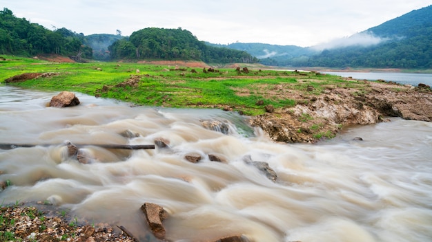 Immagine a lunga esposizione di acqua nel fiume