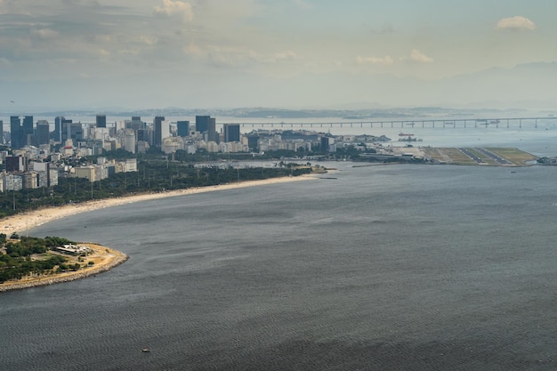 Immagine aerea della baia e della spiaggia di Flamengo con i suoi edifici barche e paesaggio Rio de Janeiro in Brasile