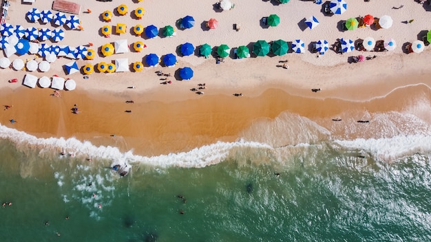 Immagine aerea della spiaggia. Oceano e spiaggia