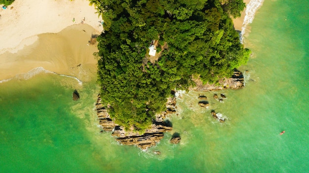 Immagine aerea vista dall'alto dal drone di una splendida spiaggia di mare con acqua turchese