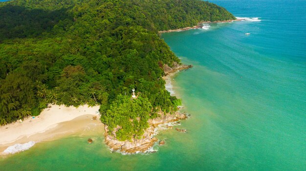 Immagine aerea vista dall'alto dal drone di una splendida spiaggia di mare con acqua turchese