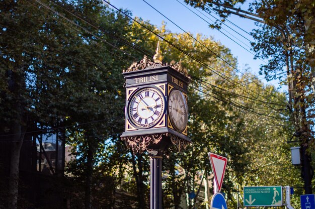 Immagine ampia dell'orologio di strada in stile classico nella città di Tbilisi, in Georgia