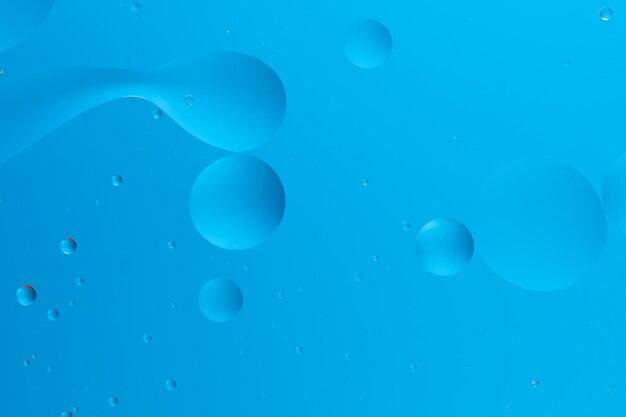 Immagine astratta con bolle blu su uno sfondo a gradiente blu chiaro