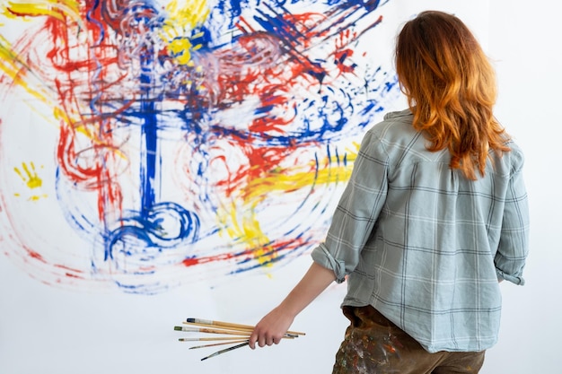 Immagine astratta della donna della pittura della mano di arte terapia