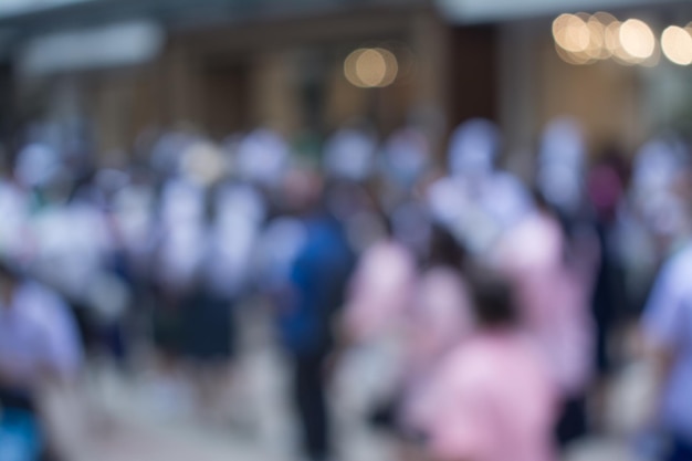 Immagine astratta della sfuocatura della passeggiata dello studente a scuola