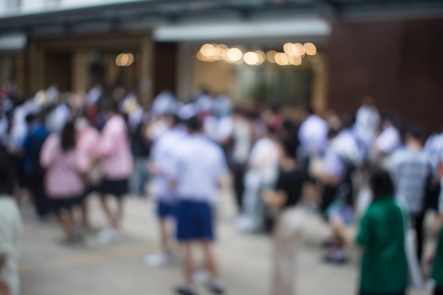 Immagine astratta della sfuocatura della passeggiata dello studente a scuola