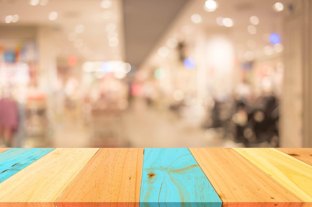 Immagine astratta di sfocatura di persone che camminano al centro commerciale o alla sala espositiva con bokeh per l'utilizzo in background