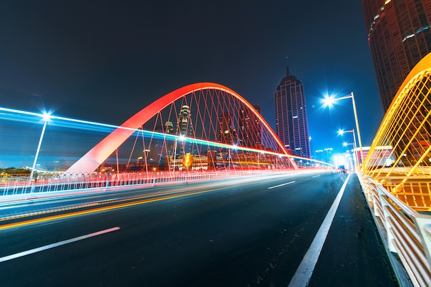 immagine astratta di sfocatura movimento delle automobili sulla strada di città di notte