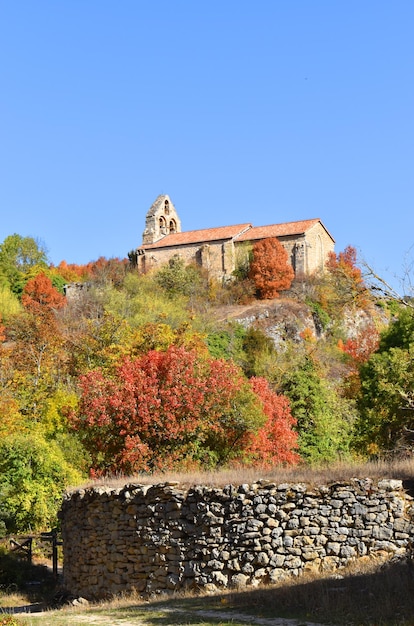 Immagine autunnale della città di Ribera e della chiesa di San Esteban nel Parco Naturale Valderejo Alava Spagna