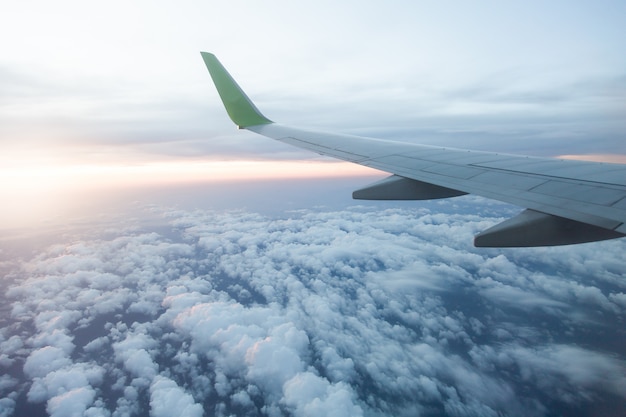 immagine che guarda attraverso la finestra sull&#39;aereo superiore che vola nel cielo