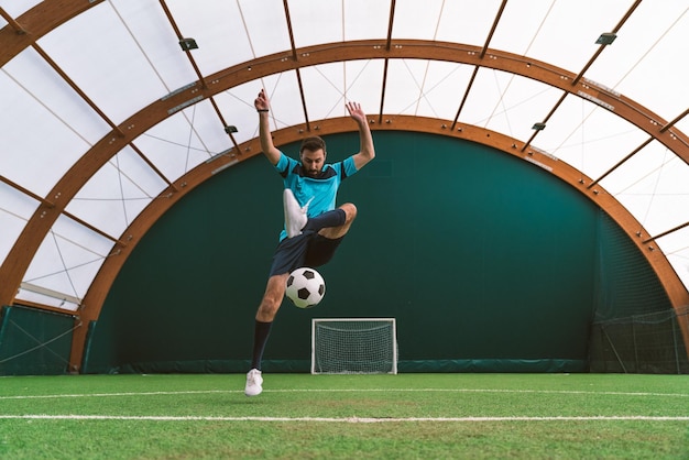 Immagine cinematografica di un giocatore di calcio freestyle che fa acrobazie con la palla