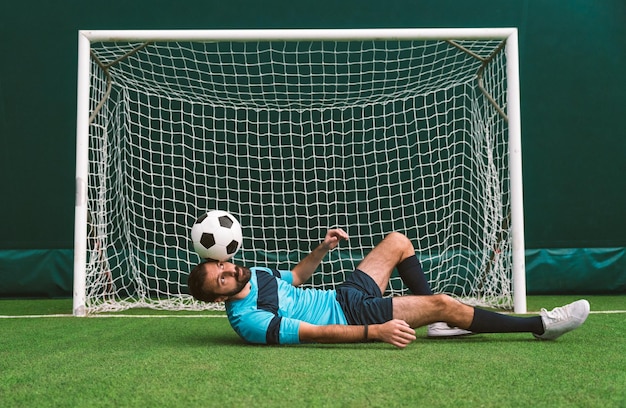 Immagine cinematografica di un giocatore di calcio freestyle che fa acrobazie con la palla