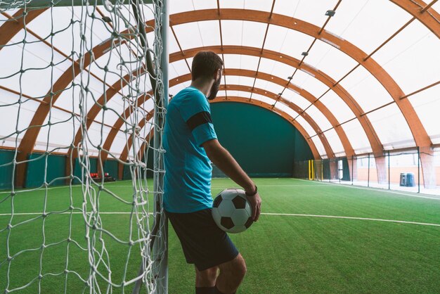 Immagine cinematografica di un giocatore di calcio freestyle che fa acrobazie con la palla