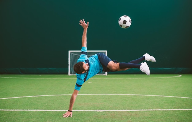 Immagine cinematografica di un giocatore di calcio freestyle che fa acrobazie con la palla