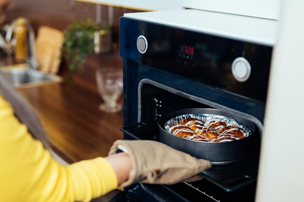 Immagine cinematografica di una coppia senior multietnica che prepara il cibo in cucina All'interno Momenti di stile di vita a casa Concetto di anzianità e relazioni