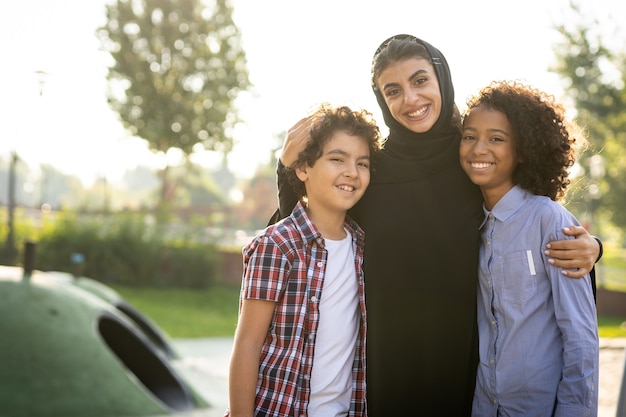 Immagine cinematografica di una famiglia che gioca al parco giochi a Dubai