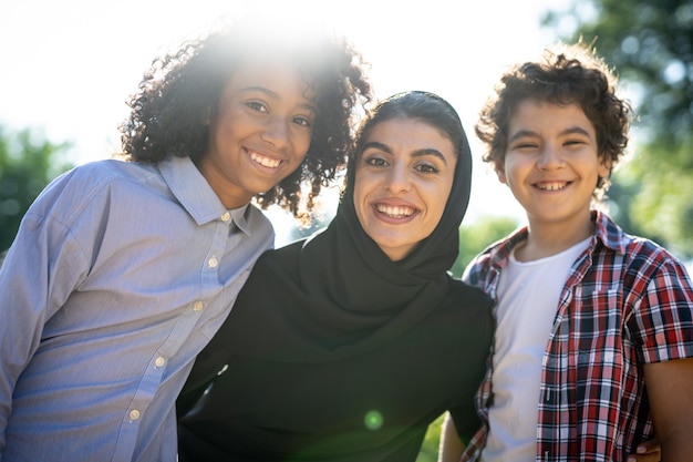 Immagine cinematografica di una famiglia degli Emirati che trascorre del tempo al parco