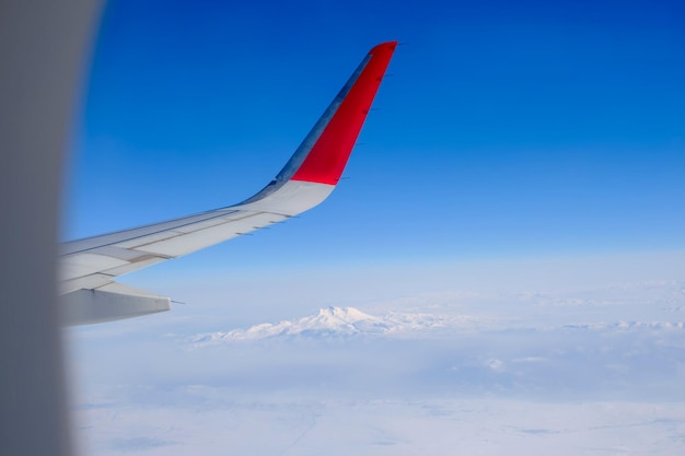 Immagine classica attraverso il finestrino dell'aereo sull'ala Vista di volo sulla Turchia fino al vulcano Erciyes