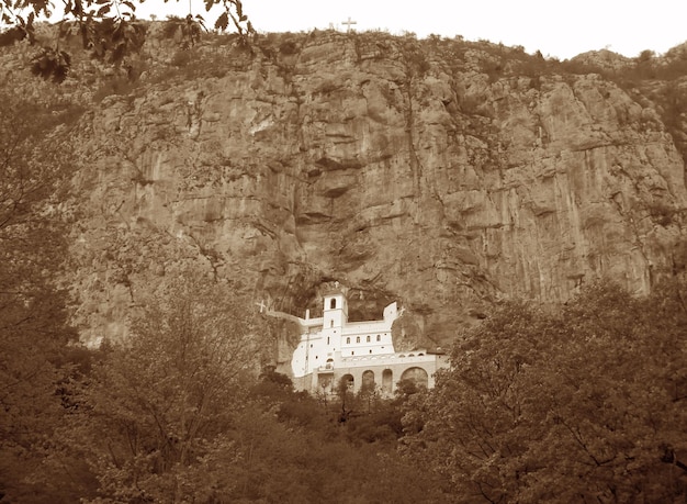 Immagine color seppia del monastero di Ostrog Chiesa ortodossa serba nella scogliera in Montenegro