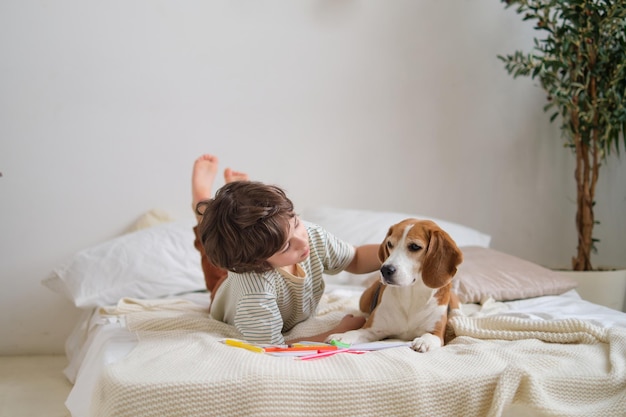Immagine commovente di un ragazzo e il suo beagle che condividono un momento di pace in una camera da letto accogliente