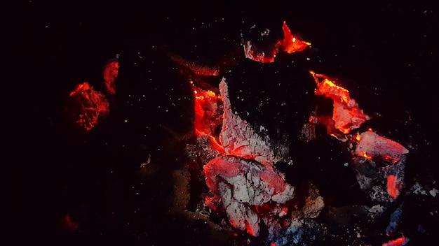 Immagine completa di carbone in fiamme