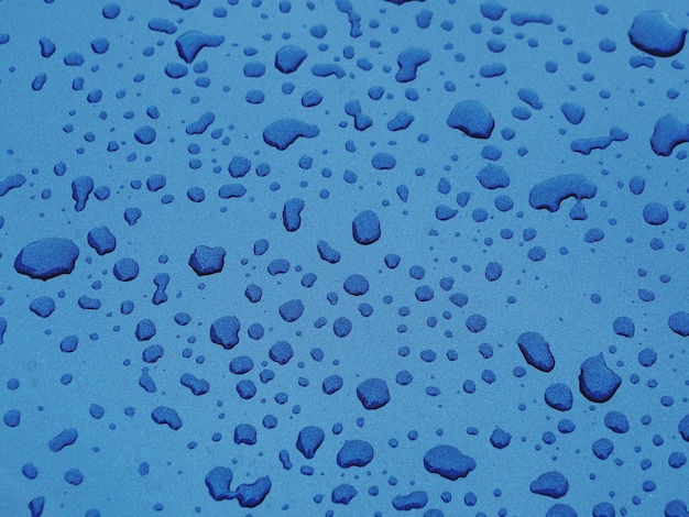 Immagine completa di gocce d'acqua sul vetro