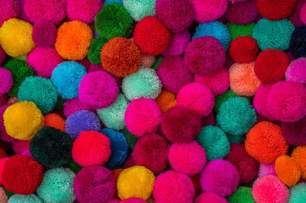 Immagine completa di palline di lana multicolore