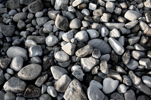 Immagine completa di pietre sulla spiaggia
