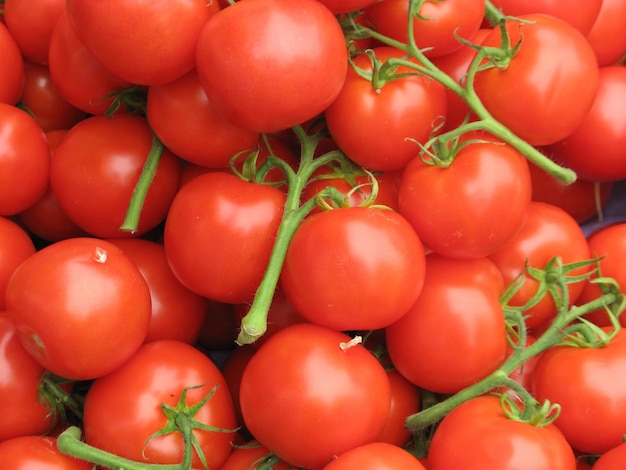 Immagine completa di pomodori in vendita alla bancarella del mercato