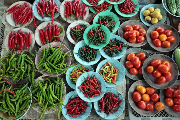 Immagine completa di verdure da vendere al mercato