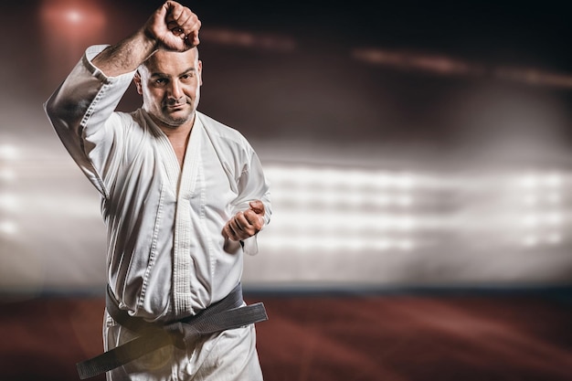 Immagine composita del combattente che esegue la posizione di karate