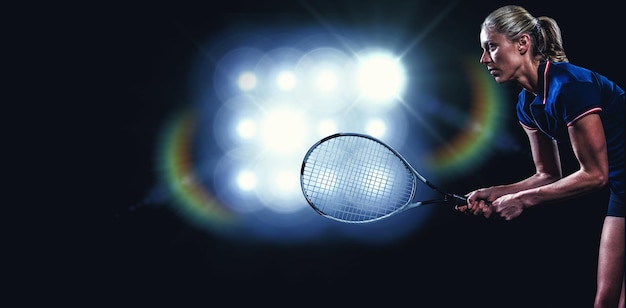 Immagine composita del giocatore di tennis che gioca a tennis con una racchetta