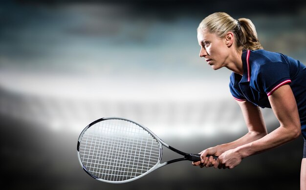 Immagine composita del giocatore di tennis che gioca a tennis con una racchetta