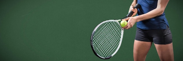 Immagine composita del giocatore di tennis che tiene una racchetta pronta a servire